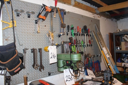 Værktøjstavle med indhold af div håndværktøj