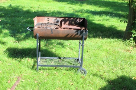 Barrel Grill + charcoal barbecue + grill rack