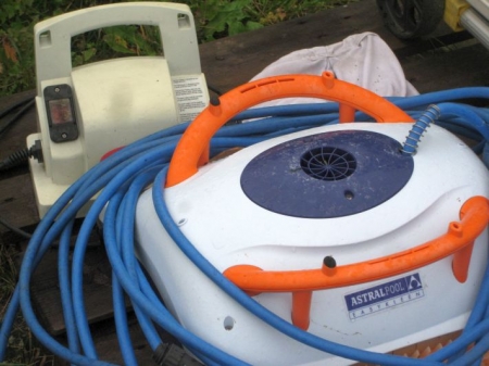 Pool cleaning robot. Worked 3 months. Year around 23 years. Fully automatic, new price approx 7,500 kr.
