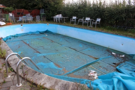 Pool 6 x 12 m, depth 120 cm with candle at both ends including 2 pieces sand filters approved for public use, including 600 meters of collector tubes on the roof. Automatic Dosing system for chlorine / acid. Main pump is only about 3 years old