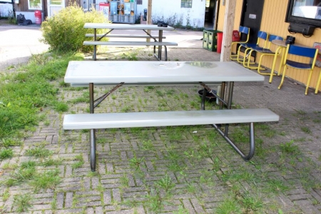 Table / bench of the brand "Lifetime" Plastic m. Metal legs, tabletop about 70x180 cm.