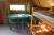 Baumhaus mit Etagenbett, Sofa, Esstisch mit Stühlen + Küchentisch mit Unterschränken ausgestattet. Das Haus verfügt über einen Dachboden mit Platz für 3. Messen Sie die Kabine B: 4700 mm x L: 4100 mm x H: 4800 mm, Terrasse von 1700 x 4100 mm tag: 6500 x 4