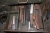 Skuffesektion i stål med 12 skuffer + skab med indhold af div værktøj 