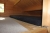 Træhytte indrettet med sovesofa + spisebord med 6 stole + køkken med underskabe. Hems + 2 rum. Mål på hytte 4000 x 5800 mm med 60 cm udhæng i siderne. Terasse med trappe 1900 x 3500 mm Køber skal selv sørge for demontering og sikring af strøm af autoriser