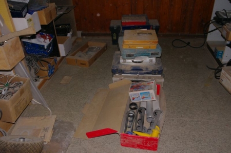 Ca. 18 Stck. Boxen / Werkzeug Schubladen, mit div. Teile der Kartuschenpistole