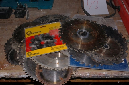 Approximately 30 pieces. circular saw blades, hole diameter: 20 mm, 30 mm, 35 mm