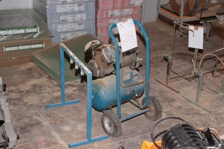 Compressor, 230, year 2006, (condition unknown) + holder for air hose