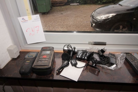 Rangefinder + Gps + mobile phones + DVD players (condition unknown) + vhs player (Stand unknown)