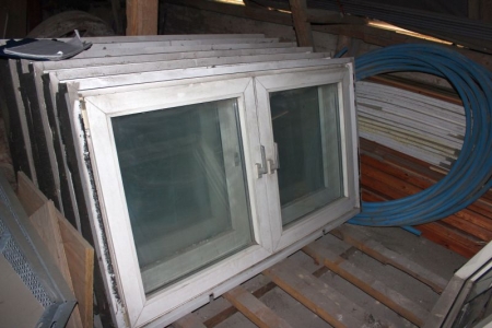 4 stk vinduespartier i plast 169 x 96,5 cm med 2 vinduer der kan åbnes, heraf 1 parti med smadret ruder