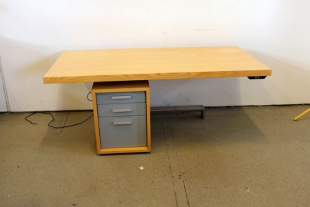 Powered elevating sit / stand desk, Rolf Hay, Gubbi, beech m. Fixed pedestal, can be turned both ways, 175x85 cm. H: 70-100 cm.
