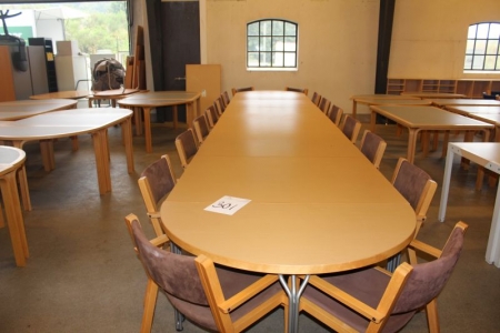 Magnus Olesen Konferencebord med 16 tilhørende stole med armlæn, blåt stof. Total bordlænge 6,60 m.