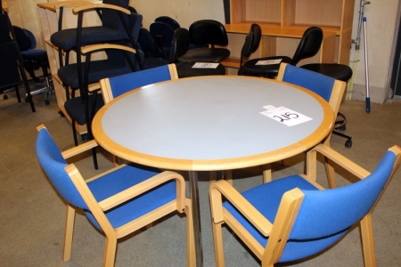 Magnus Olesen bord, rundt Ø: 120 cm. + 4 Magnus Olesen stole med armlæn, blåt stof