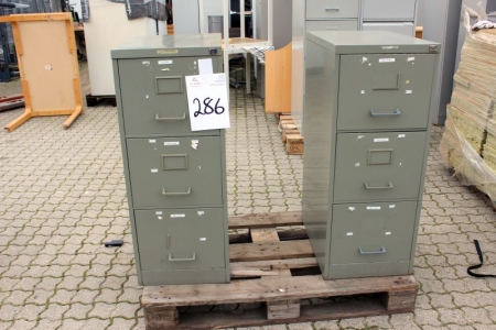 Two filing cabinets with 3 drawers. 40x62 cm.