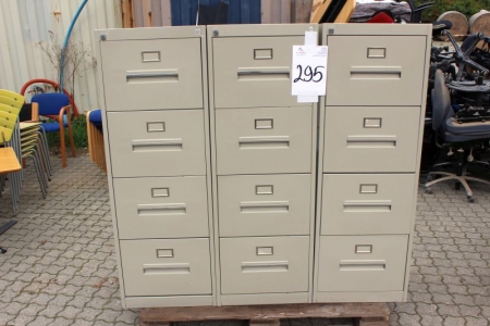 3 filing cabinets with 4 drawers. 46x62x132 cm.