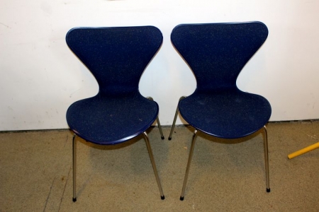 2 Stck. Fritz Hansen Serie 7 Stühle mit blauem Stoff