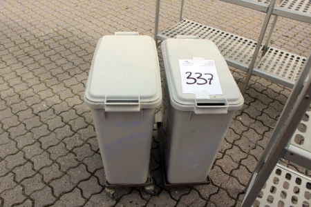 2 trash cans in plastic with lid and wheels