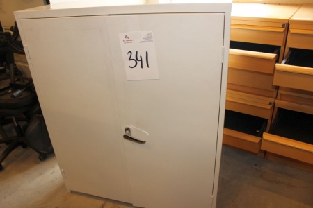 Steel cabinet with 4 shelves. H = 117 cm. B = 100 cm. D = 40 cm.