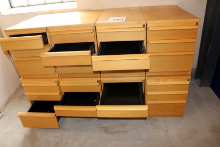 8 Schublade Abschnitte mit 3 Schubladen. 42,5x78x54 cm.