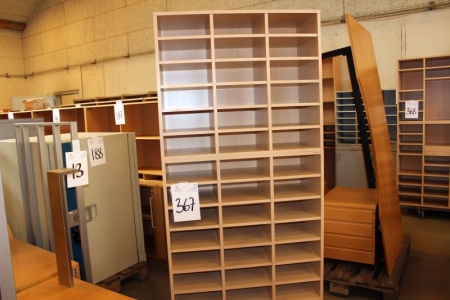 2 Einheiten mit Regalen (kann als Schubladen verwendet werden) Prima Office, das an der Basis befestigt ist. 1 Stück. mit 24 Fächern und 1 von 18 Räumen