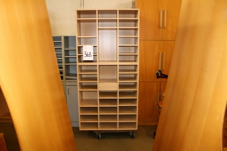 2 Einheiten mit Regalen (kann als Schubladen verwendet werden) Prima Office, das an der Basis befestigt ist. 1 Stück. mit 24 Fächern und 1 mit 18 Fächern (anderen Regalen montiert sind)