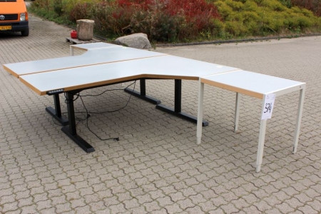 2 el hæve/sænke skriveborde, Paustian, højre og venstre vendt + tillægsbord + skuffesektion (bordene er skadet på hjørne)