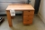 Solide Schreibtisch mit festen Schubladen. 90x60 cm.