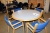 Magnus Olesen bord, rundt Ø: 120 cm. + 4 Magnus Olesen stole med armlæn, blåt stof