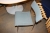 Bord med stålfod + 4 stole med gråt stof