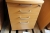 El hæve/sænke skrivebord 190x95 cm. + kontorstol + skuffesektion.  Bordet fremstår pænt der er ingen misfarvninger på overfladen.