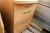El hæve/sænke skrivebord 190x95 cm. + kontorstol + skuffesektion.  Bordet fremstår pænt der er ingen misfarvninger på overfladen.