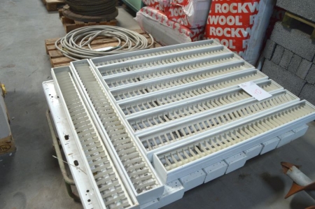 Approximately 20 x ceiling light fittings of approx l x b: 124 x 15 cm. Transport cart not included