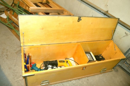 Wooden box, lxdxh: 150 x 39 x 42 cm + power drill + work light with sensor + chisel + reciprocating, DeWalt + aku power drill, Makita battery and charger + 2 pointed chisel + 2 flat chisel, etc.