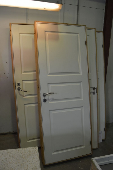4 x indvendige døre med beslag og karm. Hvidmalet. Formpresset. Karmmål: bxh: 79 x 201,5. Karmbredde 14 cm