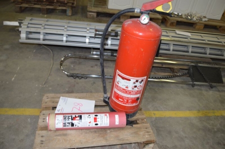Powder extinguisher, 12 kg + fire blanket. Pallet not included