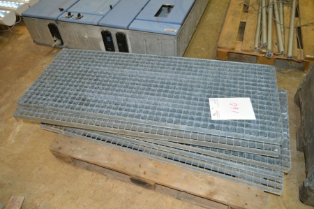 6 x gratings, about 140 x 54 cm. Pallet not included
