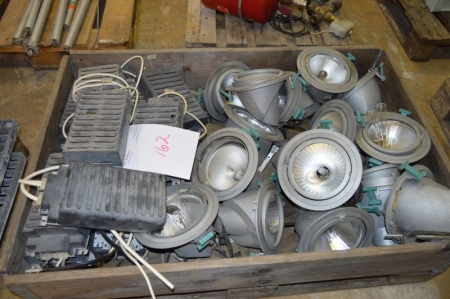 Approximately 16 x spotlights with transformer, assorted sizes 17/27 cm. Pallet and pallet frame not included