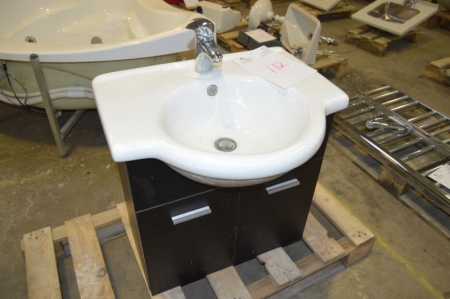 Håndvask, bxd, ca. 61 x 49 cm, med armatur + underskab, bxdxh, ca. 58 x 31 x 63 cm inkl. håndvask. Palle medfølger ikke