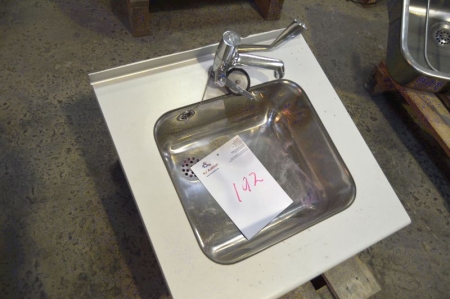 Håndvask, bxd, ca. 50 x 50 cm + armatur. Palle medfølger ikke