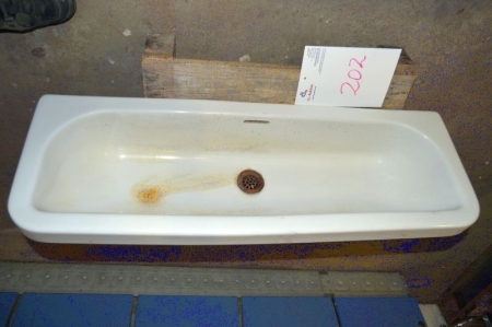 Sink, wxd, ca. 90 x 32 cm. Pallet not included