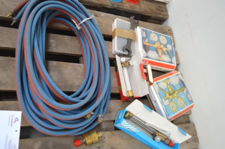 Oxygen and gas hose + 2 x reducing valve AGA TM8540 + gas burners on, all unused. Pallet not included
