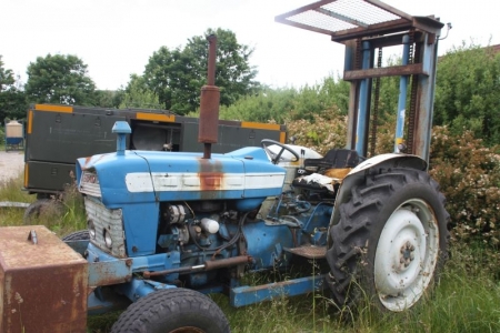 Traktor, Ford, med byggelift og frontvægt. Type og timetal ukendt. Kapacitet ukendt