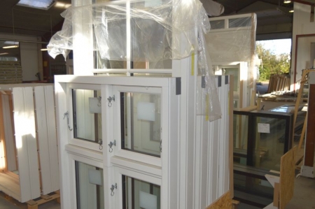 4 x Fenster, Holz, weiß lackiert. Rahmenabmessungen, B x H, ca. 920 x 1380 mm + 1 x-Fenster, Holz, weiß lackiert, ca. 920 x 2128 mm. Anwerfer. PT Fenster.