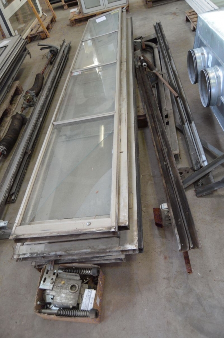 Vertical folding  door. Width about 395 cm. Two glass sections of approx 53 cm. 1 aluminum section, about 53 cm + 1 aluminum section with base and rubber strip around 70 cm. NOTE. a window is broken