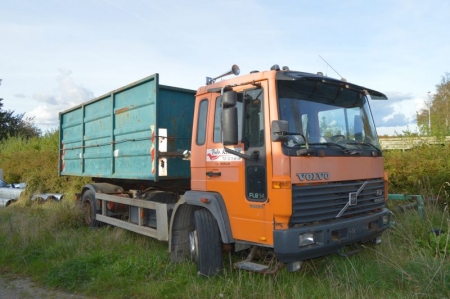 Lastbil til containertransport, Volvo FL 6, 14 Intercooler, 4x2. Rotorblink. Container medfølger. Tæller viser ca. 690000 km. Total: 14000. Egenvægt: 6700 kg. Årgang 20.09.1999. Reg. nr. AG90455. Afmeldt. 