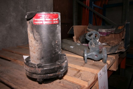 Kasse med diverse, 2stk ventiler af amerikansk fabrikat + 2stk atrap grå mrk. E