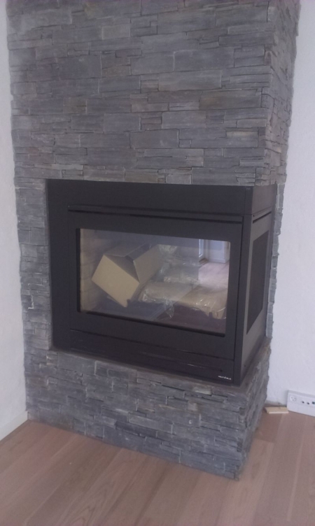 Gas fireplace for installation, Heat & Glo, about 108x76xh105 cm, black and inclusive "logs" and the chimney. Has been built and taken down again unused. Venting all three gases bottle urban and natural gas. Includes EC Certificate and instructions (Some 