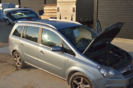 Van, Opel Zafira 1.9 CDTI. Year: 17/10 / 2006. The sight 12/29/2014. Reg. No. ZY31809. License plates not included. KM: 240,000th Furnished to 7 people. Timing belt replaced at km. 149.000. Visible rust in stringers and tailgate. No VAT on the bid amount.