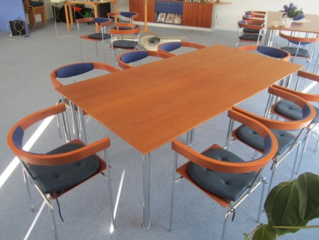 Rumas meeting table in cherry, chrome steel, five legs in total, 200x100 cm, with 8 chairs Cinus in cherry / chrome with polsterryg, design: Troels Grum-Schwensen. The chairs are stackable. Everything is in good and fair condition. Includes crocheted tabl