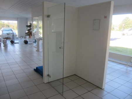 Unica Line shower door in 8 mm glass, 69x189 cm. (the buyer must detach itself from wall)