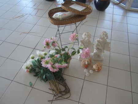 2 pcs Lahema marble molded shapes height about 50 cm, and a table with basket, plastic flowers, deco mm, see photos
